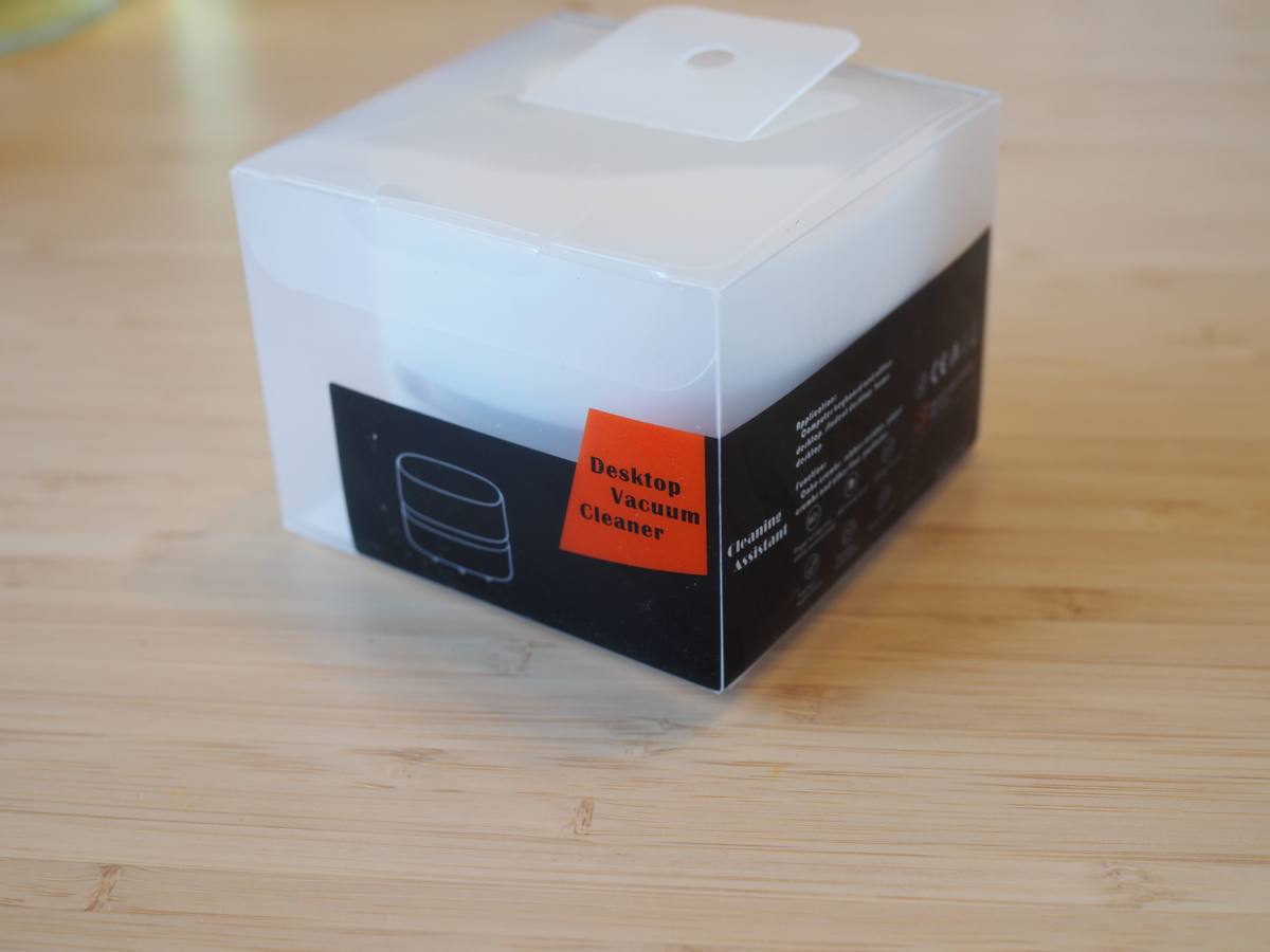 工場の既製パッケージ。英語表記の透明箱