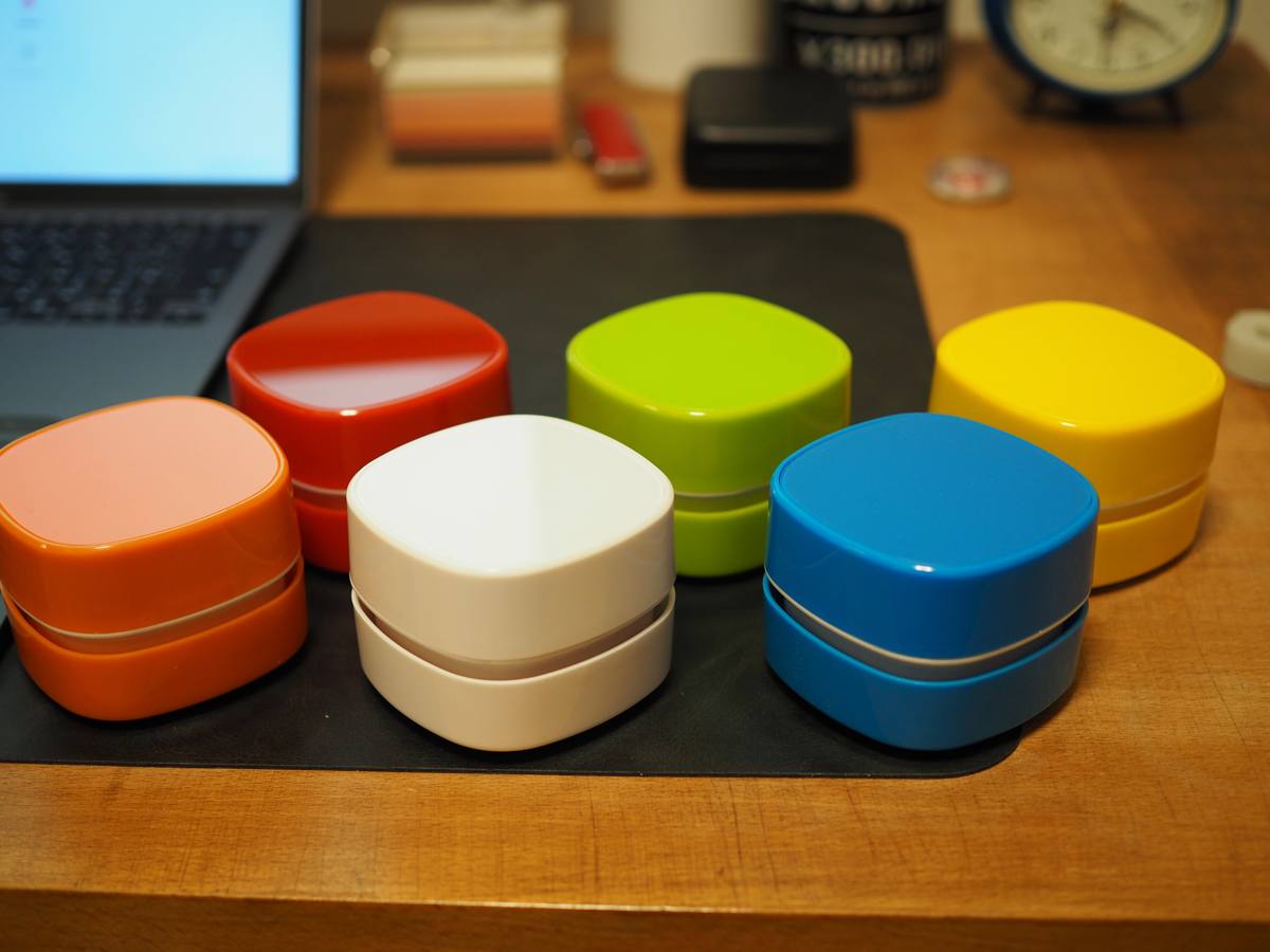 工場から取り寄せたサンプル品。5色が机に並んでいる