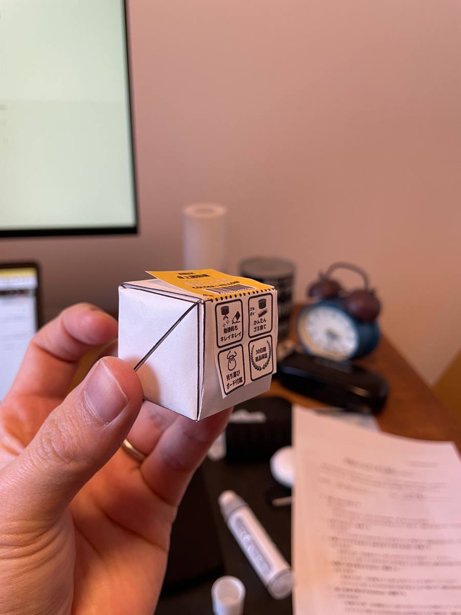 紙の試作箱にシールを貼って確かめている